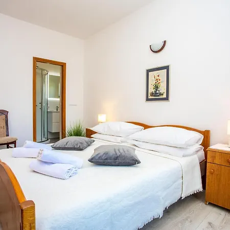 Apartment Ton?i *